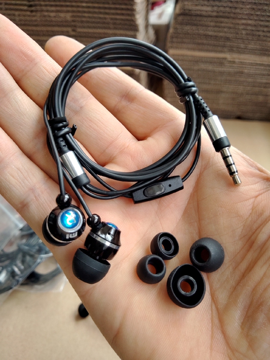 经典半世纪088耳机，音质非常好。价格实惠...