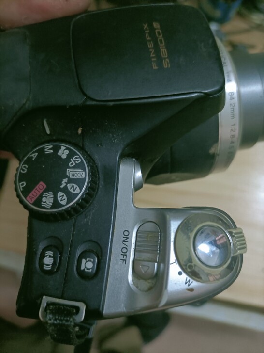 富士S8100相机便宜出售，价格还可以商量，