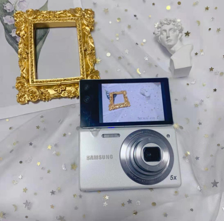 三星奶白色翻转屏mv系列相机