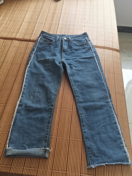 牛仔裤，几乎全新，本人腰围二尺，身高158...