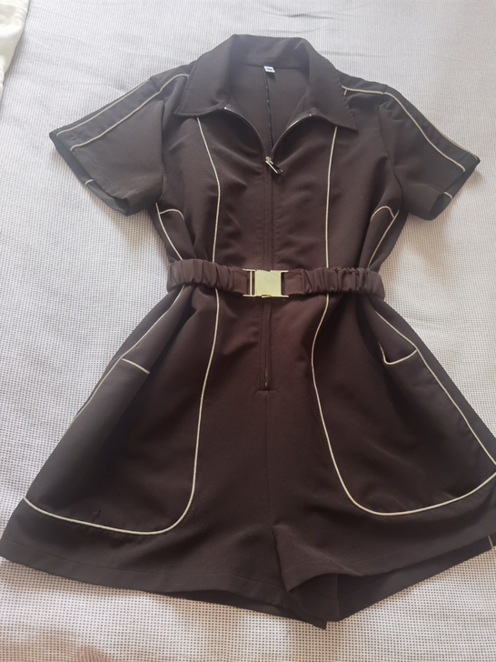 黑色连体裤，纯黑色的，中间拍的有点曝光