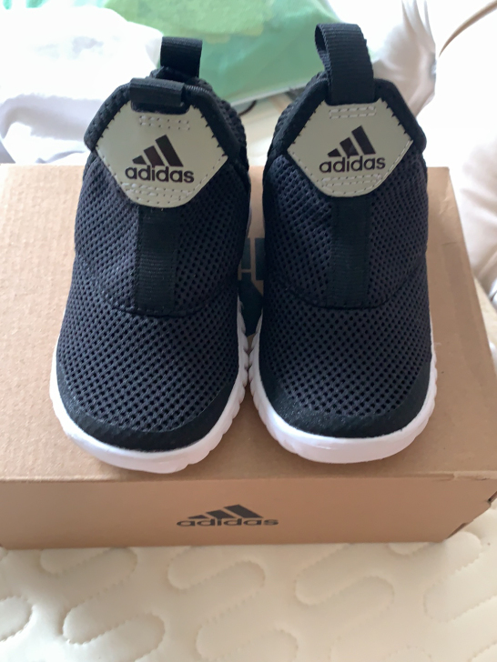 阿迪达斯宝宝运动鞋，内长12.5