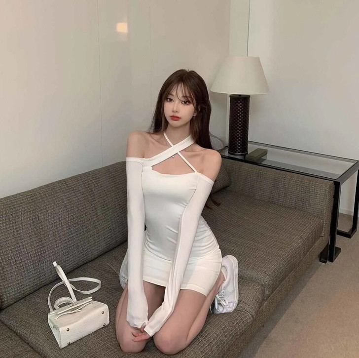 性感一字肩收腰吊带连衣裙女夏露肩纯欲修身显...