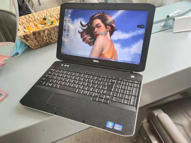 美女自用戴尔笔记本电脑 i7戴尔笔记本电脑...