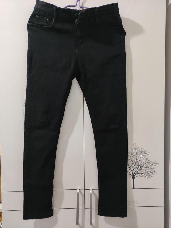 黑色牛仔裤，L码，有点瘦，质量没得问题，洗...