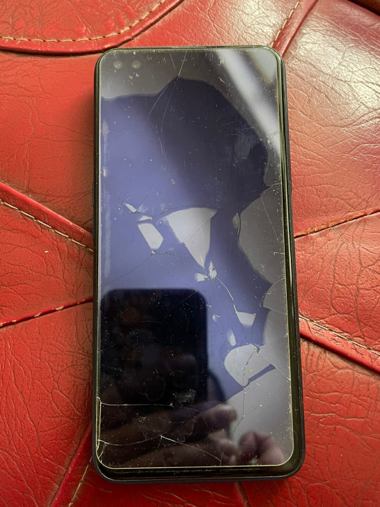 realme x50手机,摔坏了,成色如图...