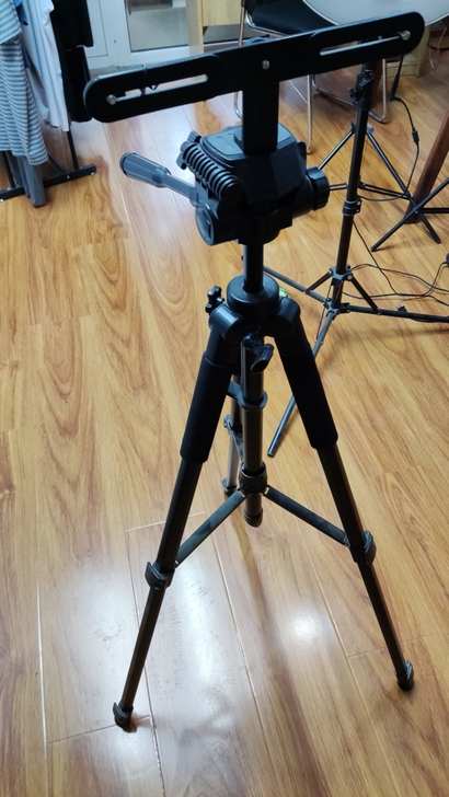 直播手机架脚架。很粗壮的那种，双机位，具体...