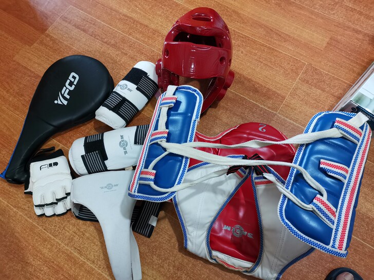 转让一套2号跆拳道护具，八五成新，100元...