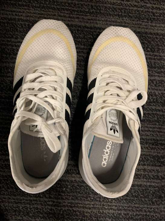 阿迪达斯运动鞋