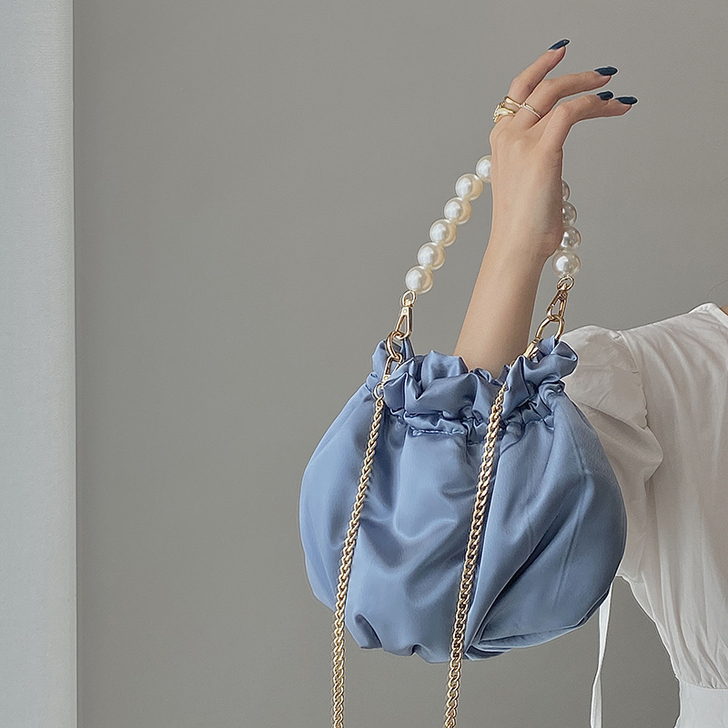 2021春夏新款蓝色丝绸珍珠手提包凹造型褶...