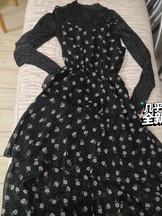 2件套蛋糕裙，里面是黑色亮闪打底衣，喇叭袖...