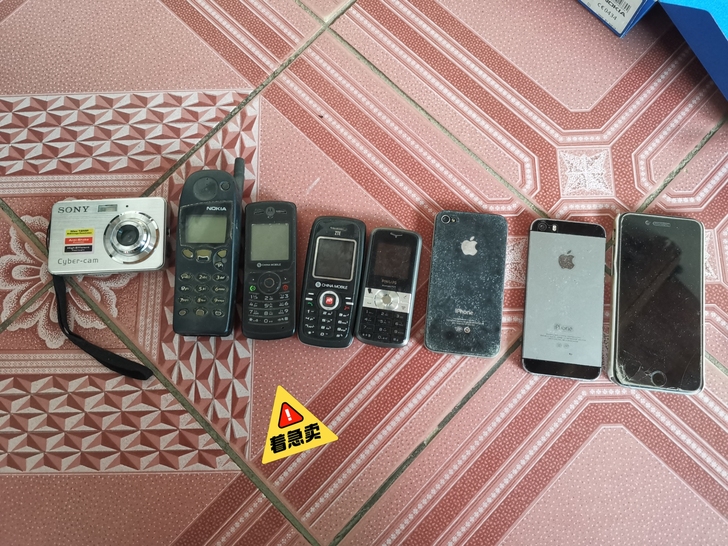 古董 一堆老款手机 诺基亚 还有苹果4和5...