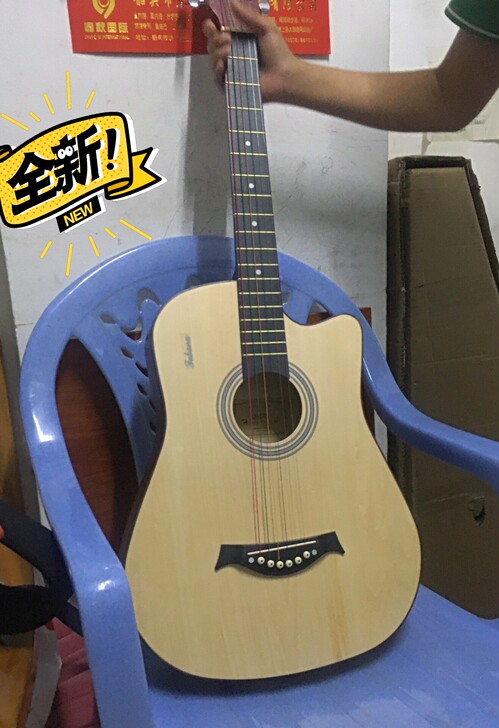 吉他朋友送的，自己也不会弹 被完整的封存起...