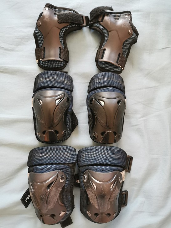 儿童轮滑护具六件套,护膝护肘护手,有表面磨...