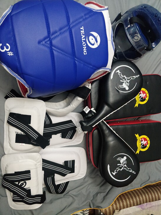 跆拳道护具六件套和训练用具两套打比赛用过有...