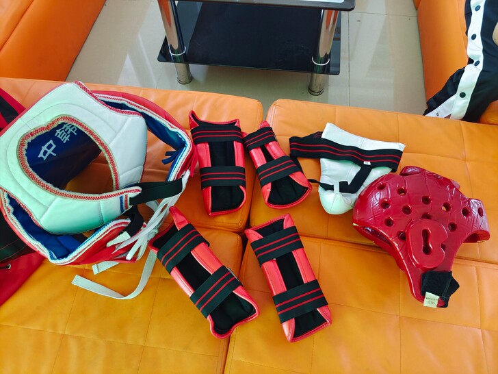 现有两套跆拳道护具，自家孩子用的。