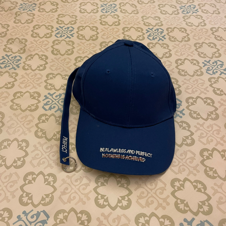 时尚鸭舌帽  蓝色全新，橘色九五新，两个3...