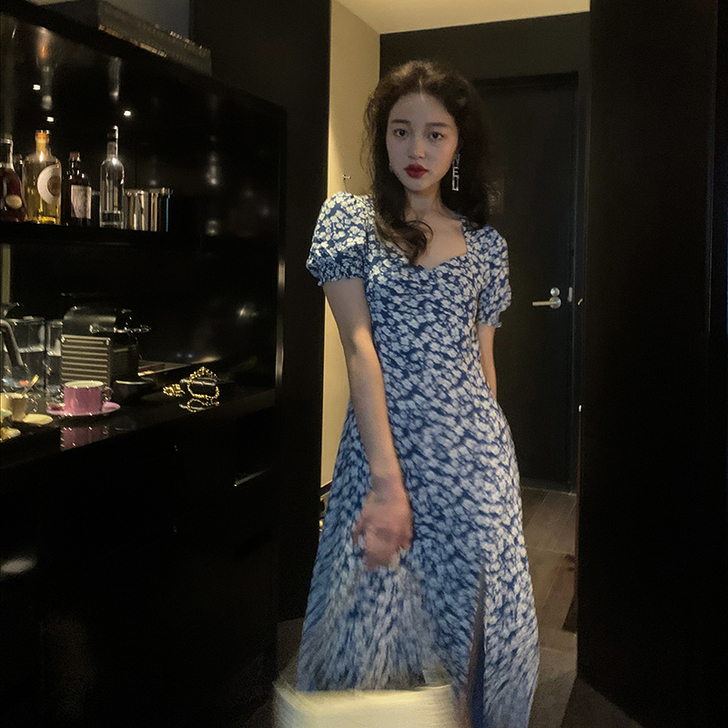 蓝色碎花连衣裙  质量好 穿上显身材  就...