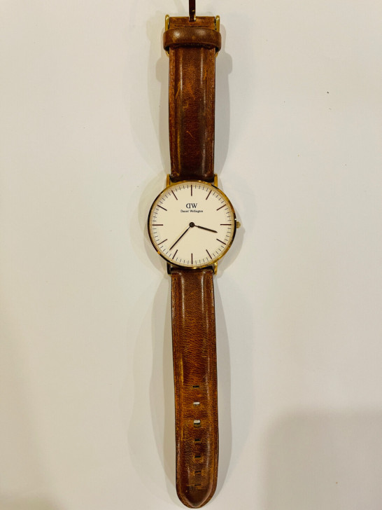 dw手表,很早够于韩国免税店,磨损程度见图...