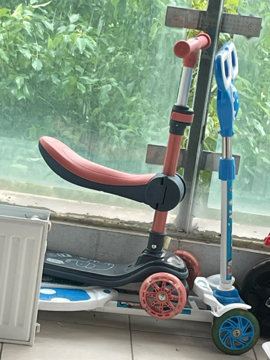 几乎全新儿童滑板车。基本没玩过。两辆一起出...