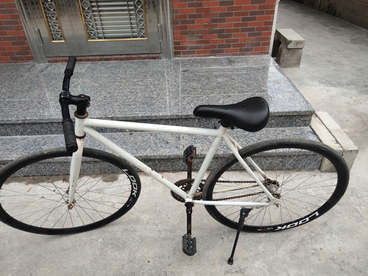 死飞自行车，没有变速，脚踏板往后倒是刹车，...