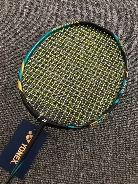 （闲置转让）原价一千多全新尤尼克斯羽毛球拍...