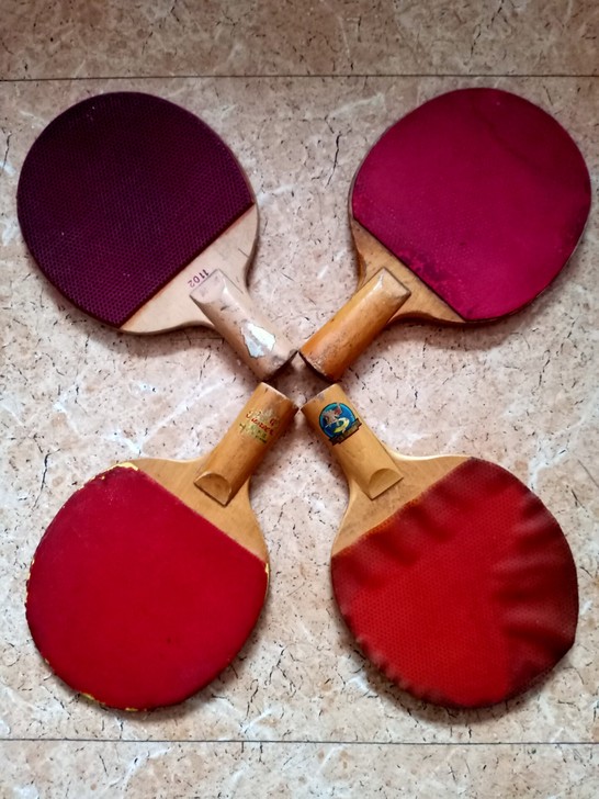 老乒乓球拍，四把，老拍使用年久必有点瑕疵，...