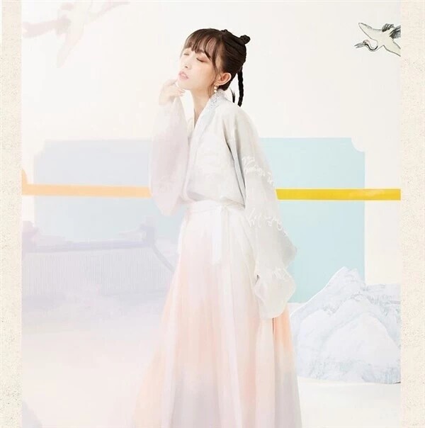 【洪荒千字文】十三余小豆蔻儿国风对襟交领上...