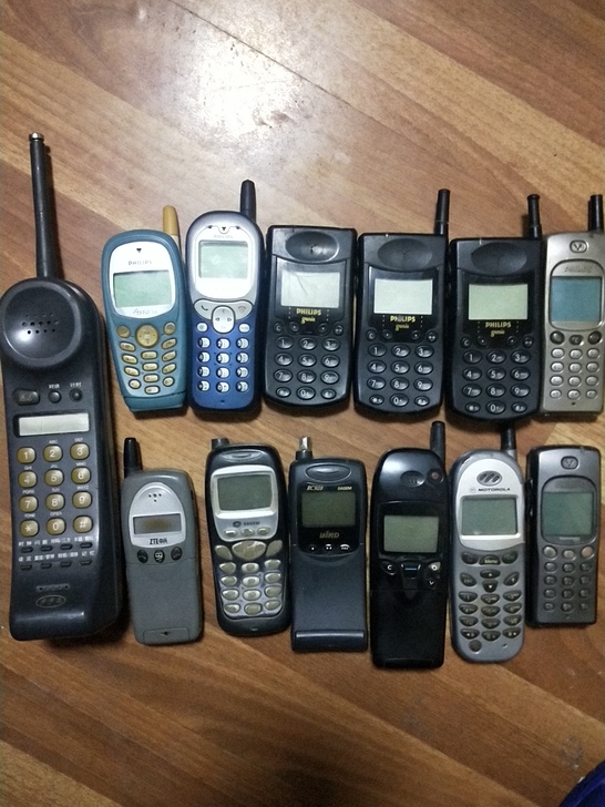 老古董手机13部，如图所示，配件机，不知好...