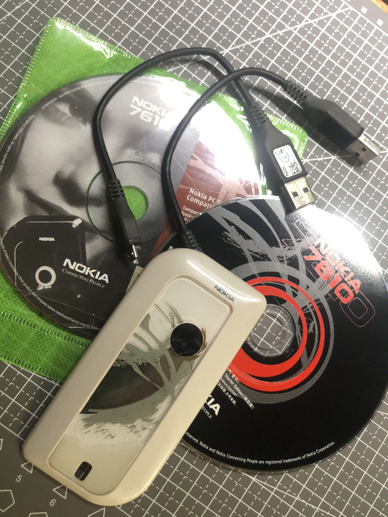 诺基亚 7610 配件 图片上展示一起出售