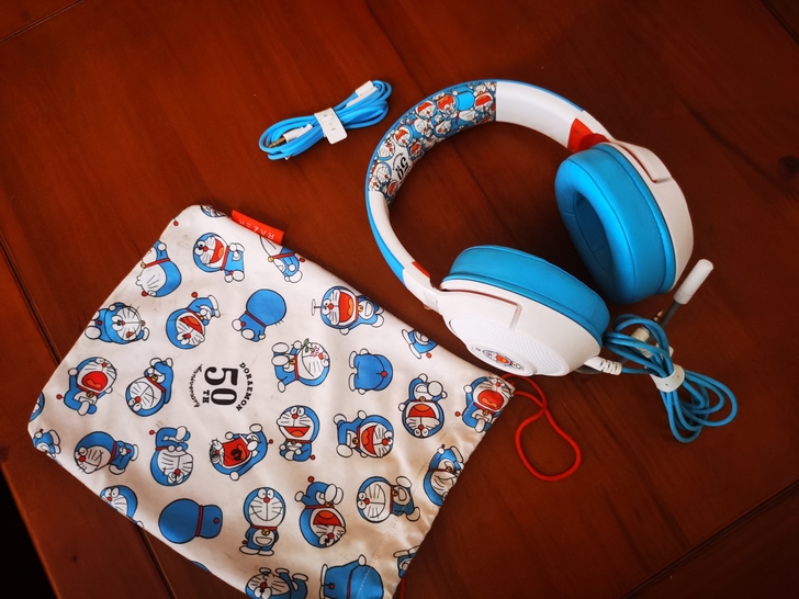 雷蛇50周年耳麦，听歌很棒喜欢赶快入手。