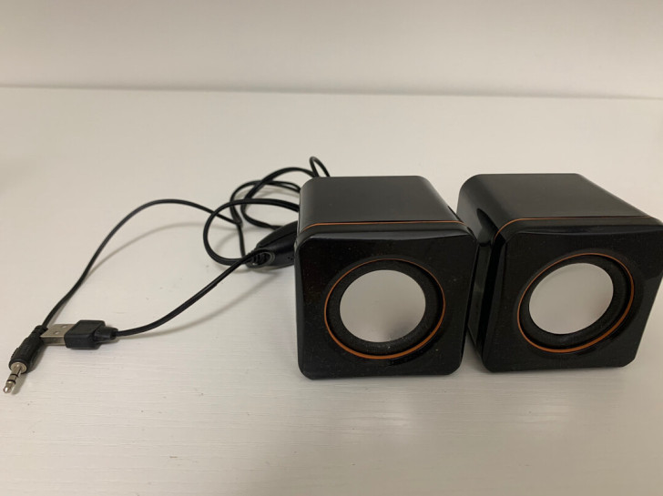 转闲置音响 两对，一对20元，带USB接头...