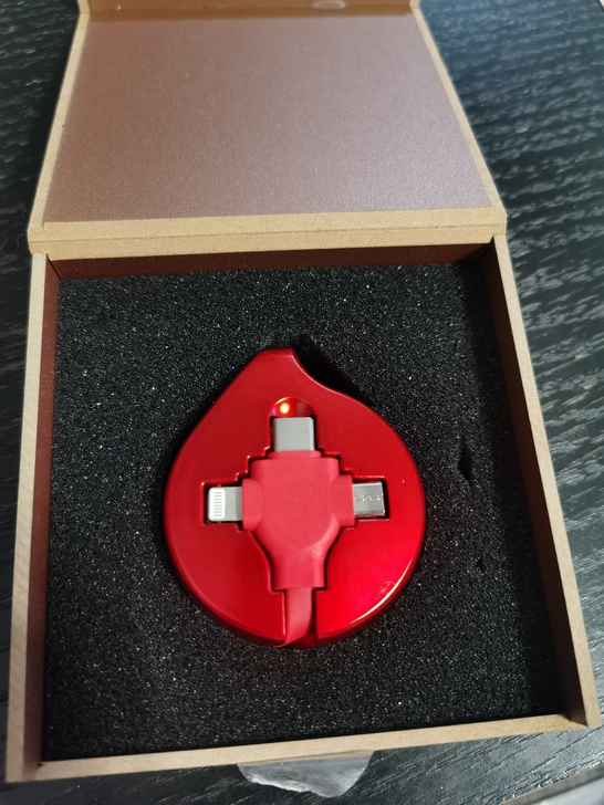 一拖三充电线，还有十几个吧，上面有活动lo...