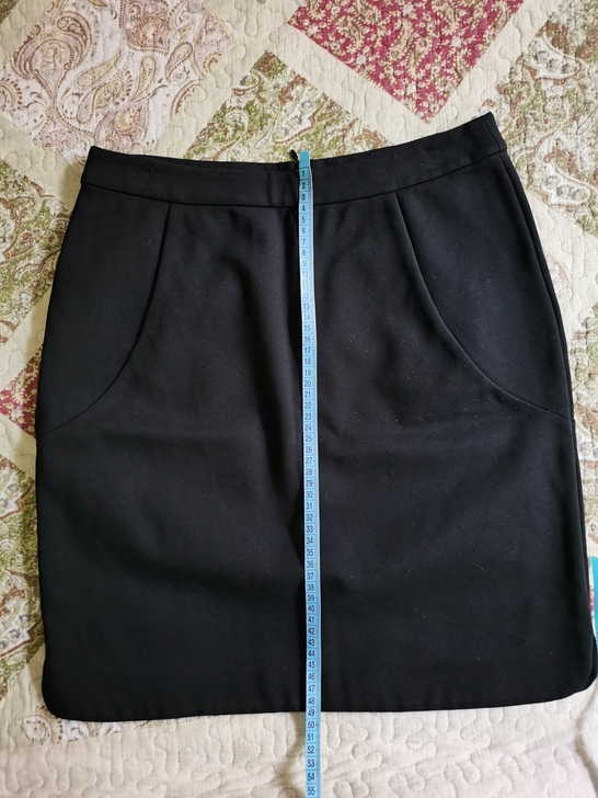 黑色半裙 有 一点弹力 面料厚实   现在...
