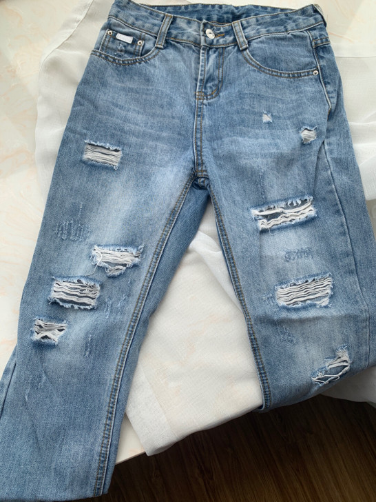 浅蓝色破洞直筒牛仔裤