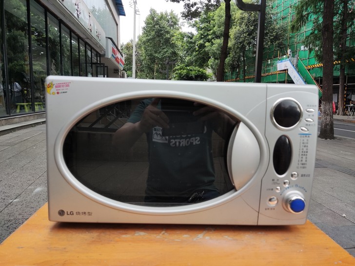 LG转盘式烧烤型微波炉,,八成新,功能一切...