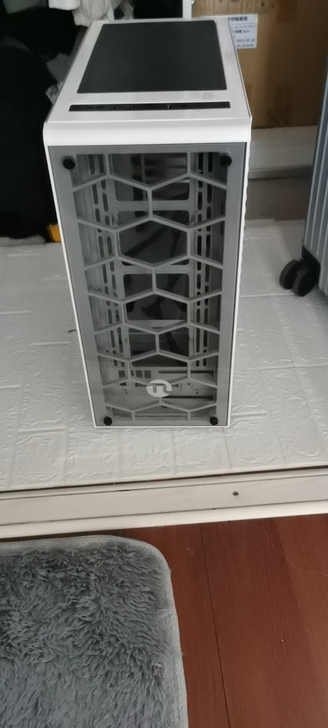 电脑机箱，侧面是亚格力板，前面是玻璃的，水...