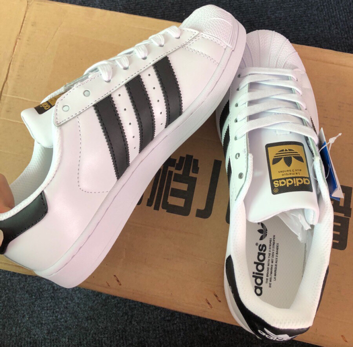 正品！全新没穿过的男女款阿迪达斯时尚休闲百...