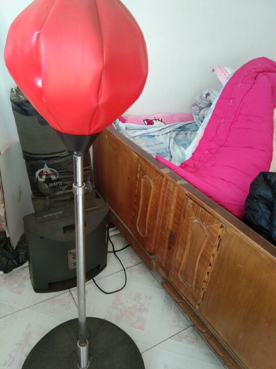 儿童可调节立式拳击沙袋，底下可以装沙袋和水...