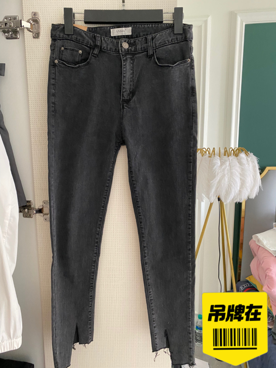 清！全新烟灰色牛仔裤，高腰的 弹力大，商标...