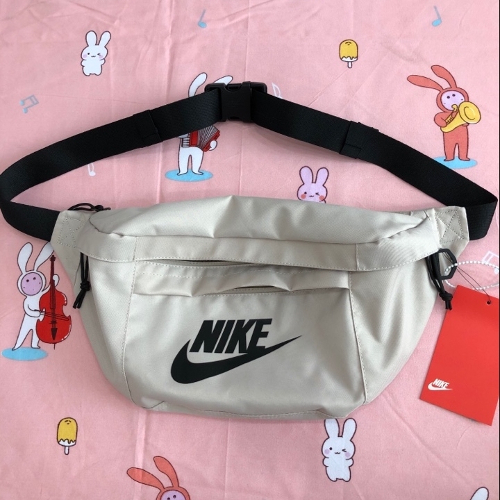 耐克腰包闲置出，托朋友带回来送人的，没有送...