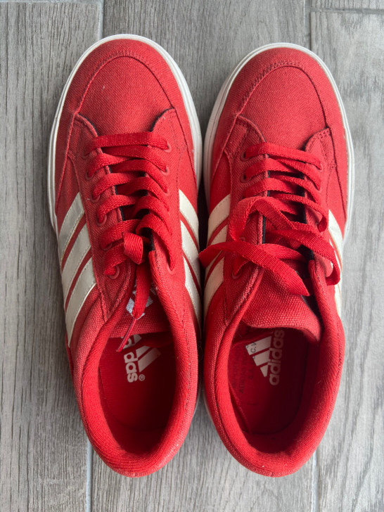全新未穿阿迪达斯红色运动板鞋全新38码正品