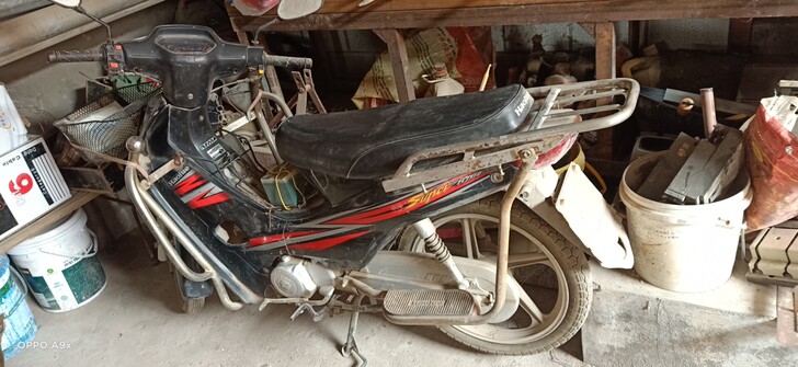 豪爵摩托车自己开的，用的很省油，家里买汽车...