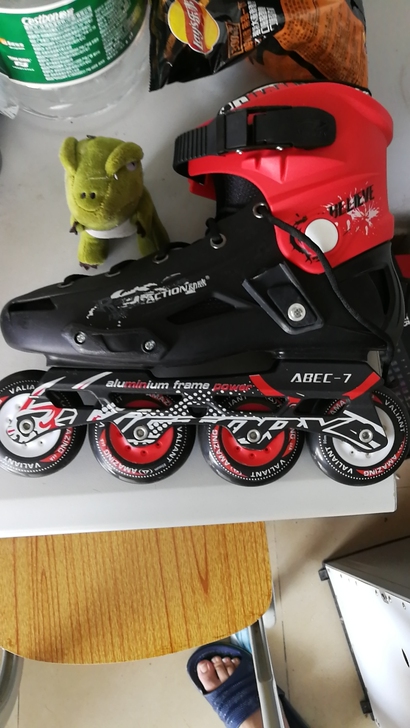 滑轮鞋，品牌，通用款，几乎全新，滑轮滑了几...