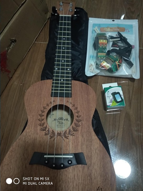 【全新 尤克里里加赠琴包琴谱琴书琴弦等一共...