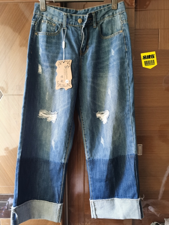 时尚破洞休闲阔腿牛仔裤。全新，尺码L（腰围...