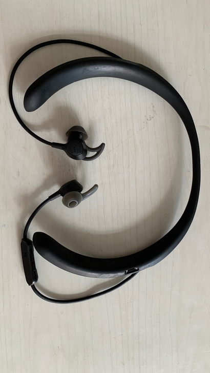 bose qc30考拉购买，充电口塞子脱落...