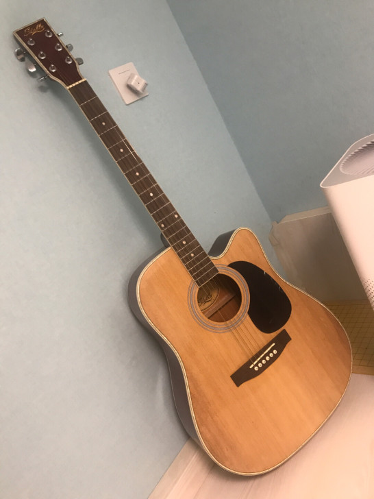 闲置的民谣吉他，几年前老婆心血来潮要学，从...