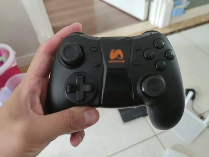 蓝牙手柄，便携wifi，还有2个路由器，便...