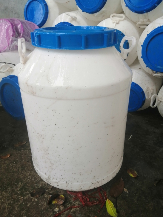 大量现货充足50升的蓝桶,都是新料,内胆干净。有需要可以联系 大量现货充足50升的蓝桶,都是新料,内胆干净。有需要可以联系